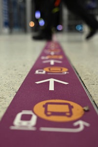Piktogramme im Bahnhof weisen den Weg zu den Bussen des Ersatzverkehrs