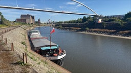 Ein Boot liegt im Neusser Hafen