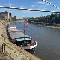 Ein Boot liegt im Neusser Hafen