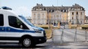 Absperrungen und Polizeiauto vor dem Bruehler Schloss Augustusburg 