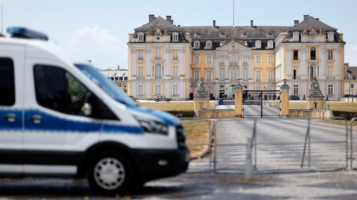 Absperrungen und Polizeiauto vor dem Bruehler Schloss Augustusburg 