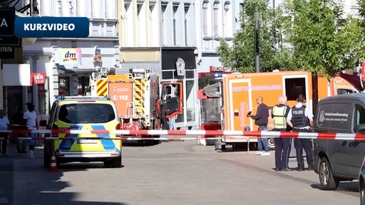 Fußgängerzone, Absperrung durch Polizei, im Hintergrund stehen Rettungswägen