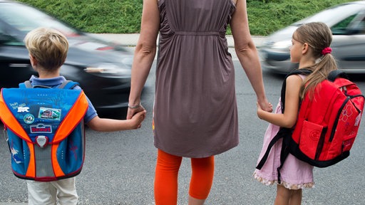 Kinder auf dem Weg zur Schule