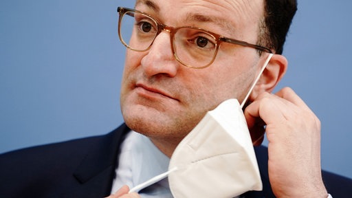 Jens Spahn nimmt eine FFP2-Maske ab