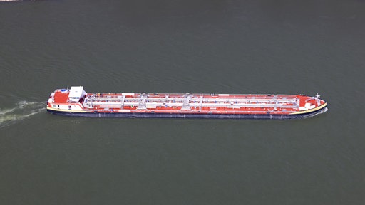 Tankschiff "Stolt Ludwigshafen" in Fahrt auf dem Rhein in Voerde (Niederrhein)