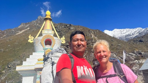 Marion Siewert-Ley und Pema Sherpa in Nepal bei einer Trekking Tour