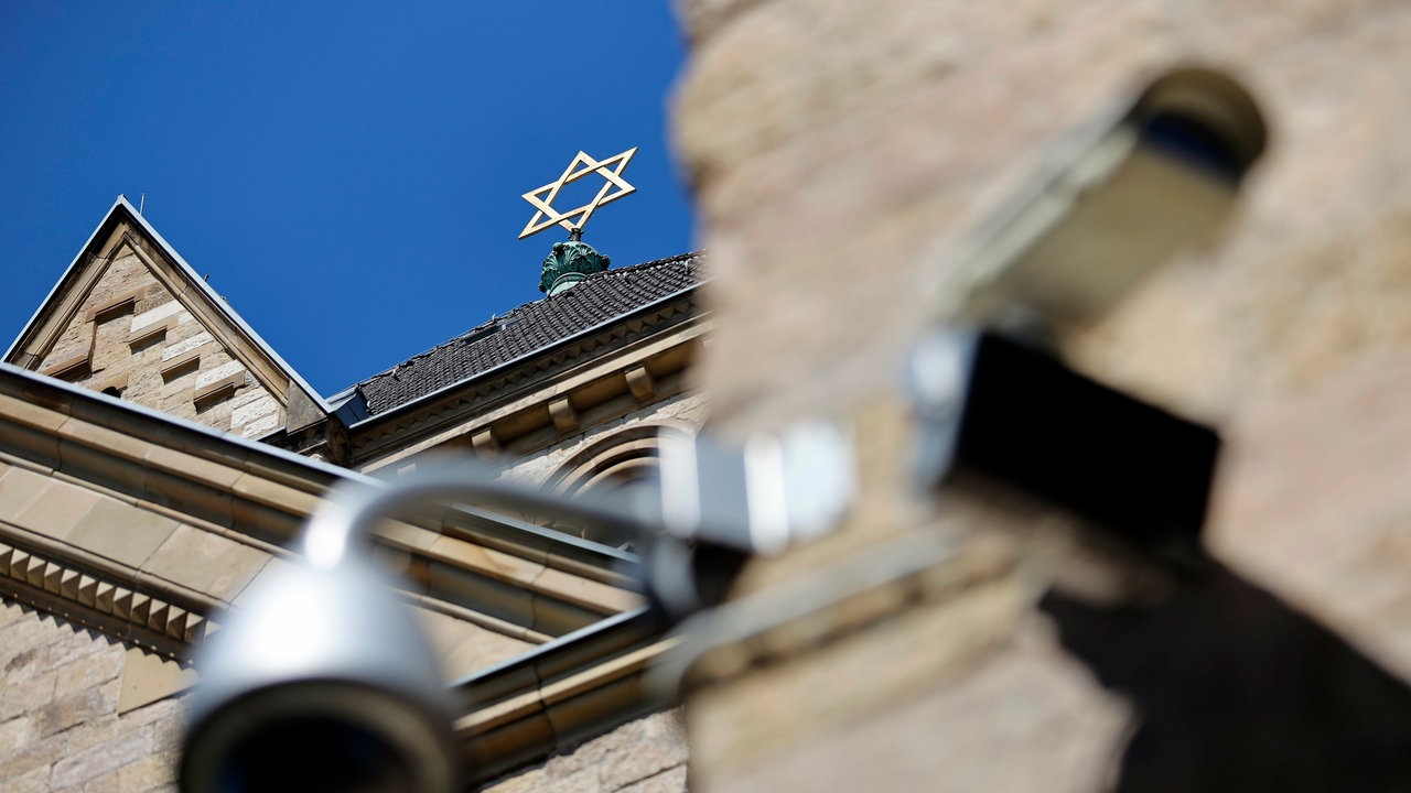 Überwachungskameras vor der Synagoge in Köln