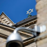 Überwachungskameras vor der Synagoge in Köln