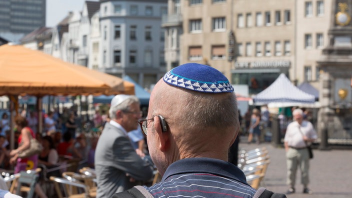 Ein Mann trägt eine Kippa auf der Straße