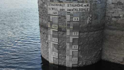 Eine Pegelskala, die Stauinhalt und Stauhöhe anzeigt.