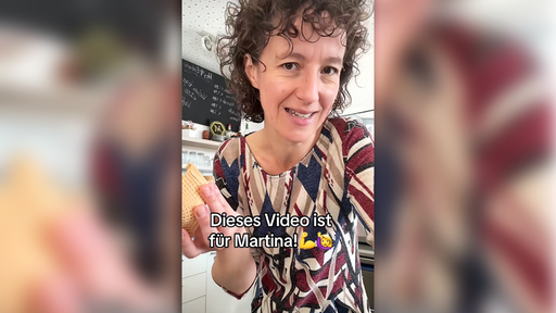 Screenshot eines TikTok Videos. Man sieht eine Frau mit braunen Locken. Unter ihr dieser Text: "Dieses Video ist für Martina."