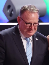 Torsten Burmester (SPD), Oberbürgermeister von Köln, und Darja Varfolomeev, Olympiasiegerin der rhythmischen Sportgymnastik