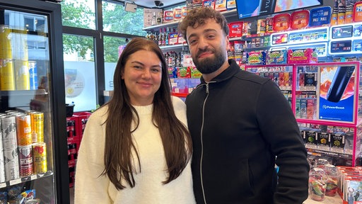 Das Paar posiert in Tamaras Kiosk