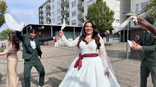 Verwandte und Freunde tanzen während der Brautabholung