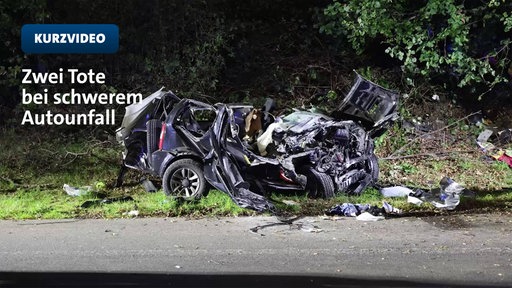 Ein demoliertes Auto liegt am Straßenrand