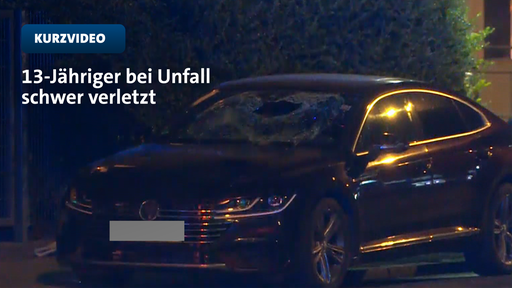 Auto mit stark beschädigter Windschutzscheibe