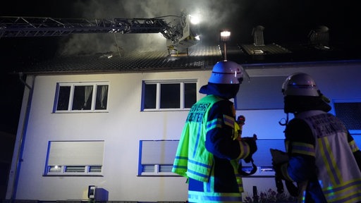 Feuerwehreinsatz an brennenden Hausdach