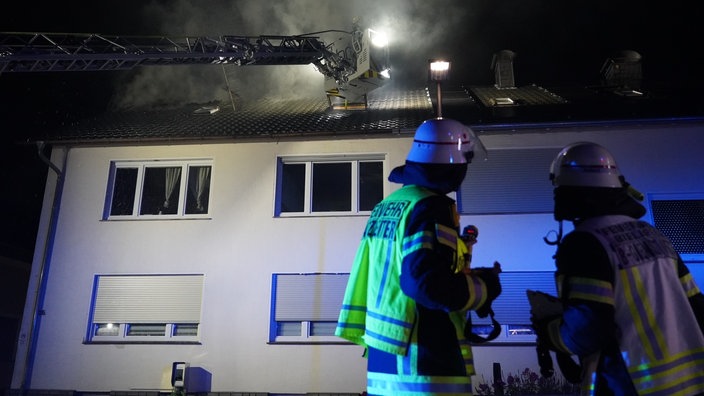 Feuerwehreinsatz an brennenden Hausdach