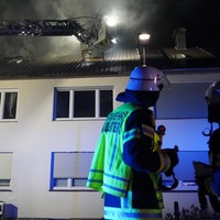 Feuerwehreinsatz an brennenden Hausdach