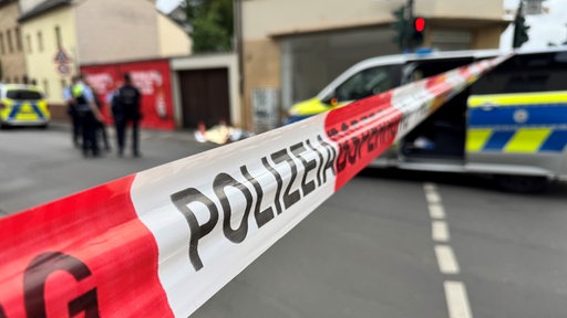Weitwinkelaufnahme der Absperrung mit Polizeiband im Fokus