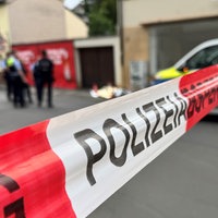 Weitwinkelaufnahme der Absperrung mit Polizeiband im Fokus