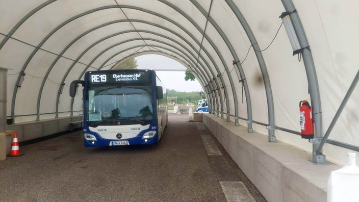 Ein Bus einer Expresslinie aus den Niederlanden nach Oberhausen hält im Kontrollzelt.