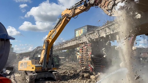 Ein Bagger reißt Teile der alten B51 ab.