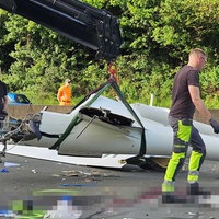 Rettungskräfte arbeiten daran, das Flugzeug von der Autobahn zu bergen