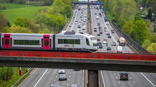 Regiobahn S28 überquert A3