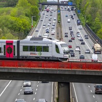 Regiobahn S28 überquert A3