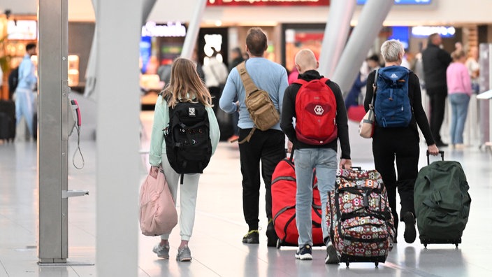Reisende am Flughafen Düsseldorf, dem größten Airport in NRW