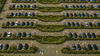  Begrünter Parkplatz mit Regenwassermulden  (mit Ki bearbeitet)
