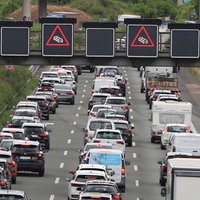 Autos, Lastwagen und Wohnmobile stehen auf der Autobahn im Stau.