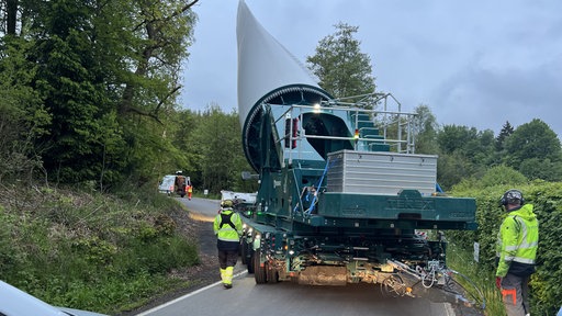 25 Tonnen-Rotorblatt kämpft sich durch Hemer