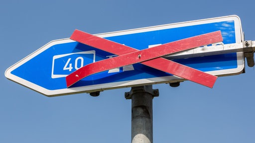 A40 Autobahnschild mit einem roten Kreuz verdeckt