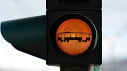 Eine Ampel warnt Fußgänger vor der Straßenbahn.