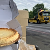 Ein Käsekuchen vor einem gelben ADAC-LKW.