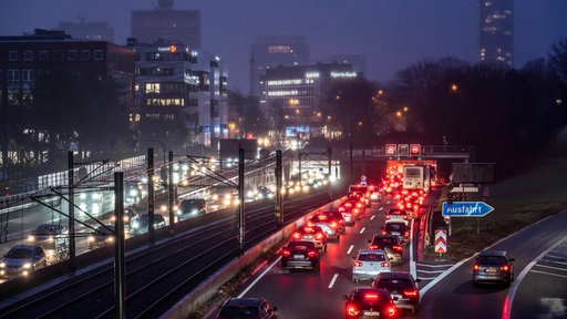 Stau auf der A40 vor dem Ruhrschnellwegtunnel in Essen