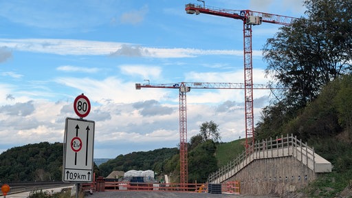 Zwei Baukräne stehen an der Talbrücke Kattenohl, die für den Verkehr gesperrt ist.