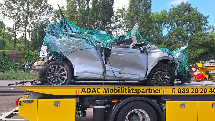 Ein stark beschädigtes Auto nach einem Unfall.