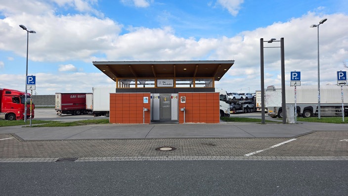 Modernes Toilettenhäuschen auf einem Autobahn-Rastplatz