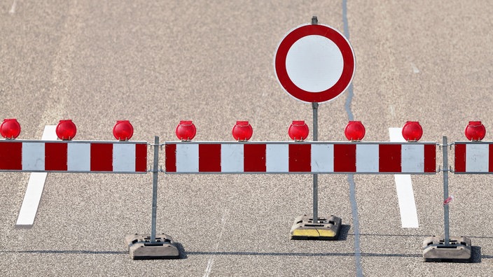 Eine Autobahn ist mit Warnbaken abgesperrt.