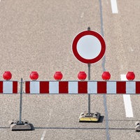 Eine Autobahn ist mit Warnbaken abgesperrt.