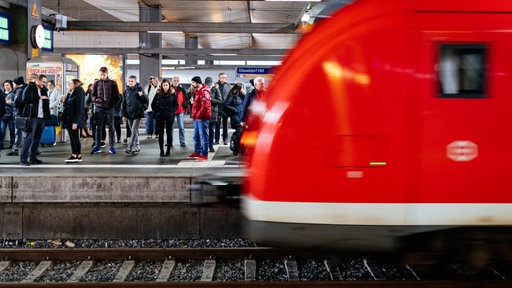 Fahrgäste der Deutschen Bahn am Düsseldorfer Hauptbahnhof