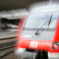 Zug hält an einer Haltestelle