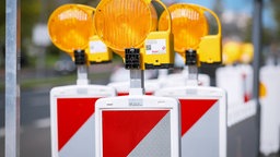 Symbolbild einer Straßensperrung und Baustelle