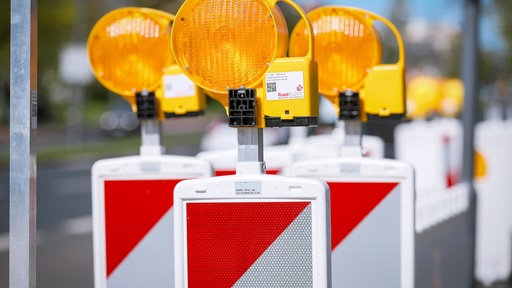Symbolbild einer Straßensperrung und Baustelle