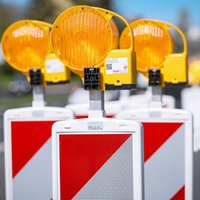 Symbolbild einer Straßensperrung und Baustelle