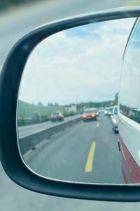 Reiseverkehr: Blick in den Autospiegel auf der A1 bei Kamen