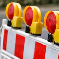 Eine Baustellenabtrennung mit roten Lichtern
